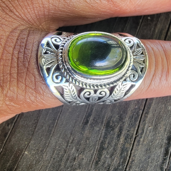 Bohemian style  Metal ring. Green faux stone. Size 7 NWT* - Picture 4 of 4